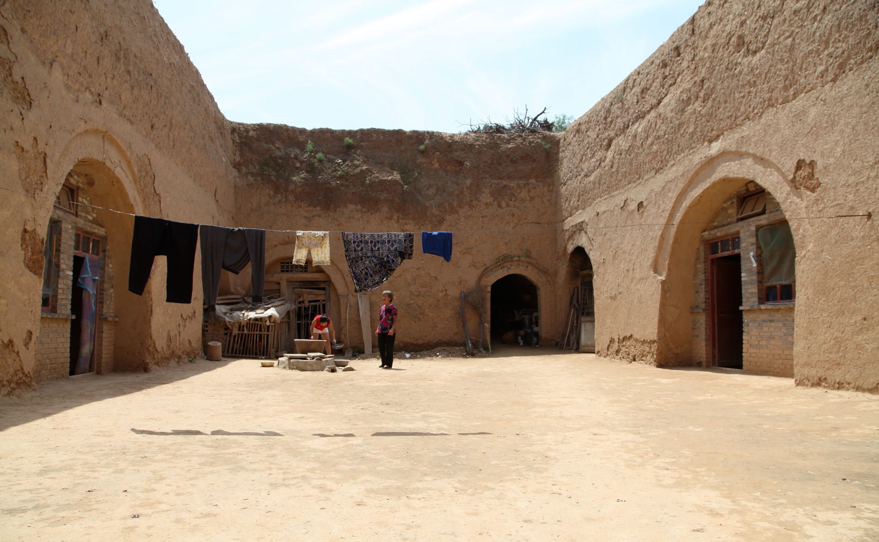 40多度高温天，实拍山西农村地坑院里人们的真实生活状态