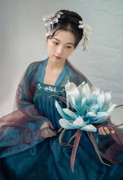  #胸襦裙和#汉服萌新必备科普齐腰襦裙一片式与两片式怎么穿如何区分