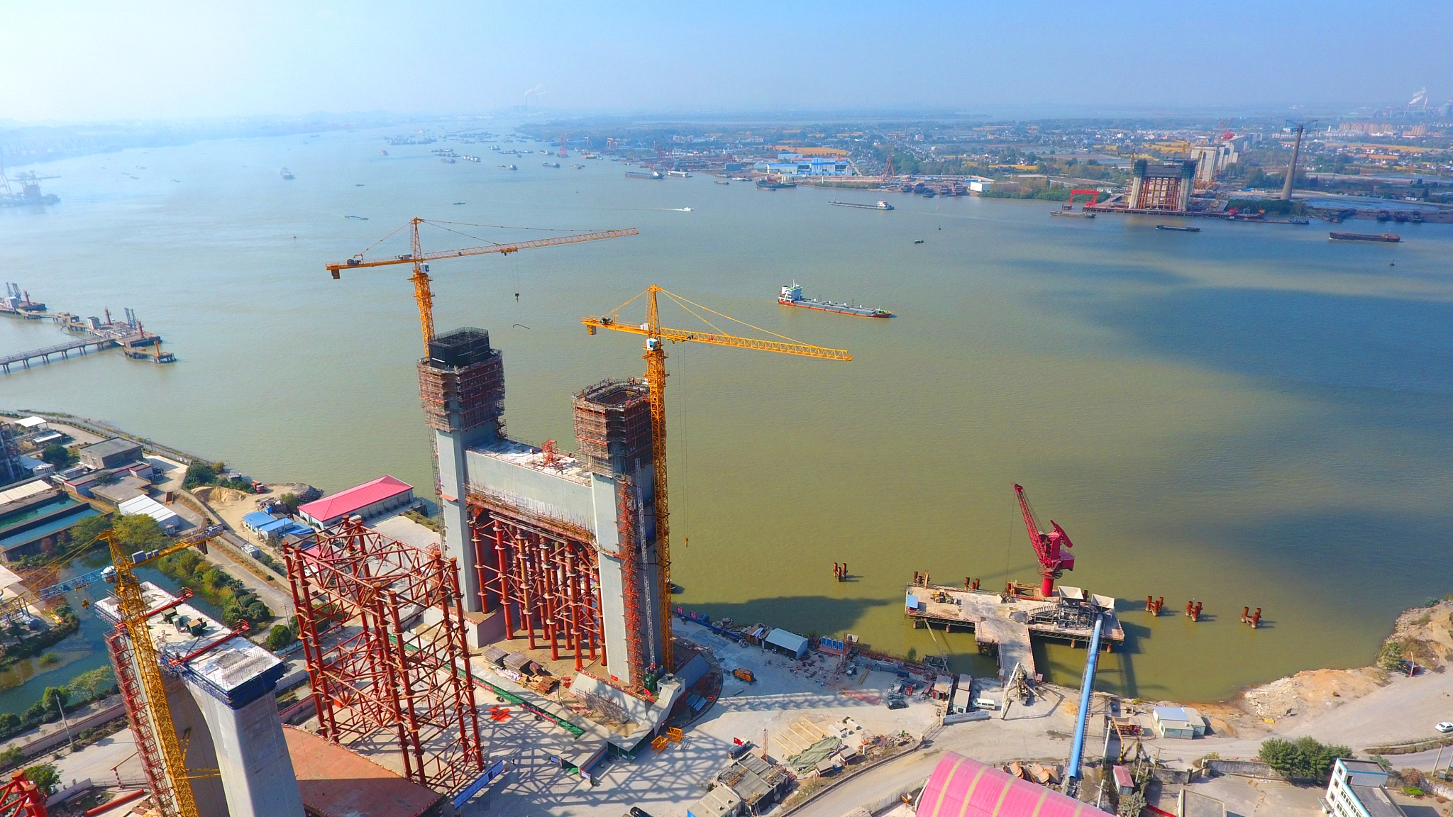  「2020年」江苏将要通车的长江大桥，是公路铁路两用型大桥，预