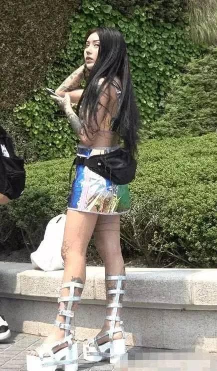 超性感短裙花臂女神,脚上穿的鞋太个性了,吸睛无数