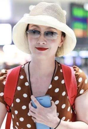 50岁的金星厉害了！挑战赵薇陶虹同穿波点裙，网友：到底谁赢了