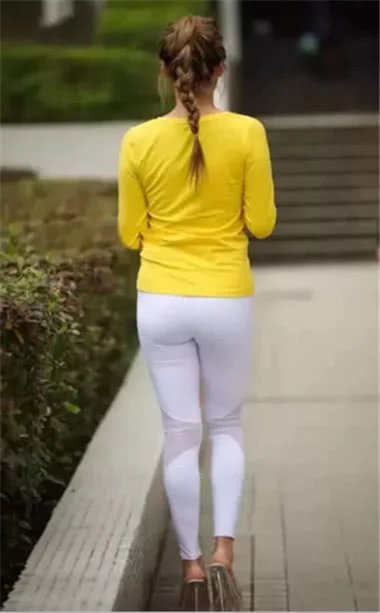 马尾辫小姐姐身穿白色运动紧身裤显出曲线身材，会搭配才能更显美