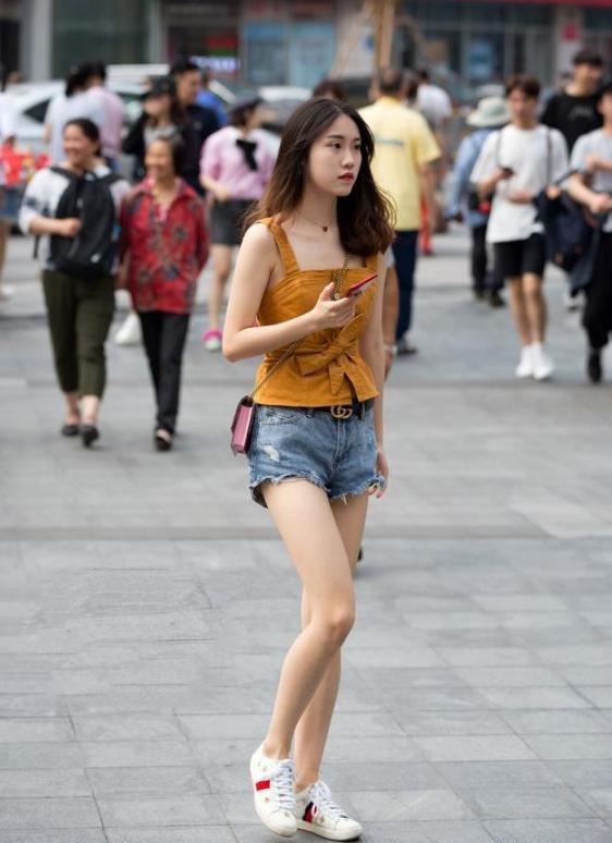 路人街拍,小姐姐搭配一双白色高跟鞋也是风情满满