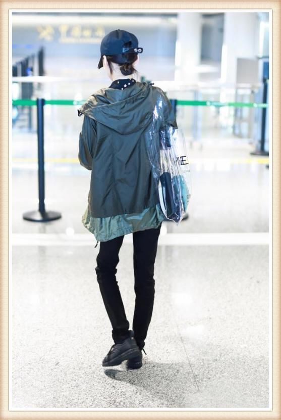 张韶涵现机场，4千块的透明手袋毫无隐私可言，网友：白给我都不