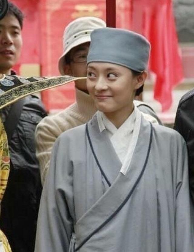  『打伞』孙俪拍《甄嬛传》时28岁，齐耳短发的她自己打伞为工作人员切蛋糕