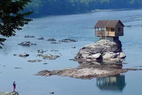 洪水都冲不走的钉子户，45年来屹立不倒！建造者却是一群小孩子