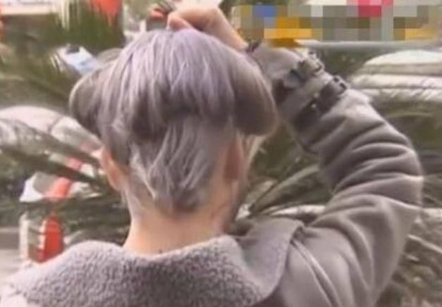 女孩为跟时代潮流黑发染成奶奶灰，几日后，竟变成一位老奶奶