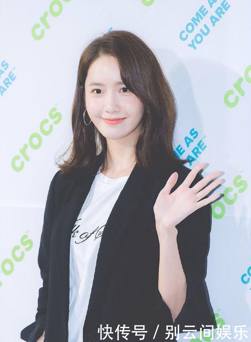 林允儿厉害了, 身穿一身黑西装出席活动, 低头看到她的脚, 我沉默