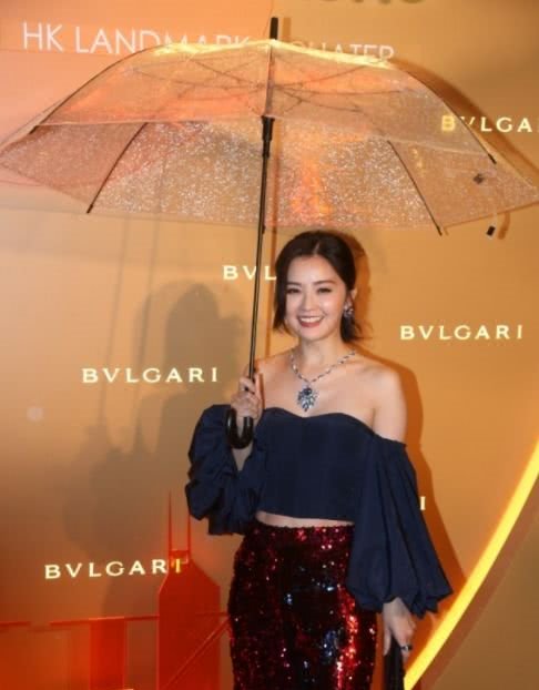 蔡卓妍真敢穿！这么宽松的裤子都能撑起来，网友：勒的不难受吗？