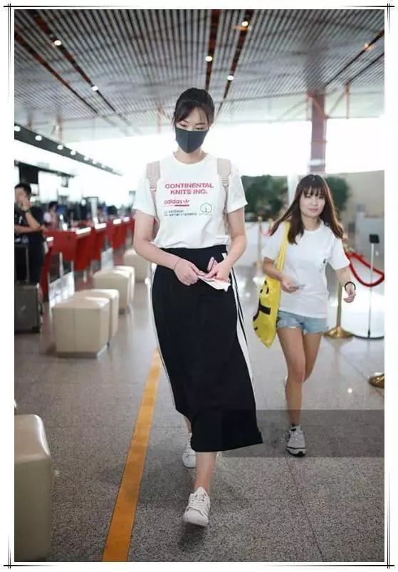 惠若琪厉害了!奶奶级的阔腿裤真时髦，网友:刘雯都不敢这样穿