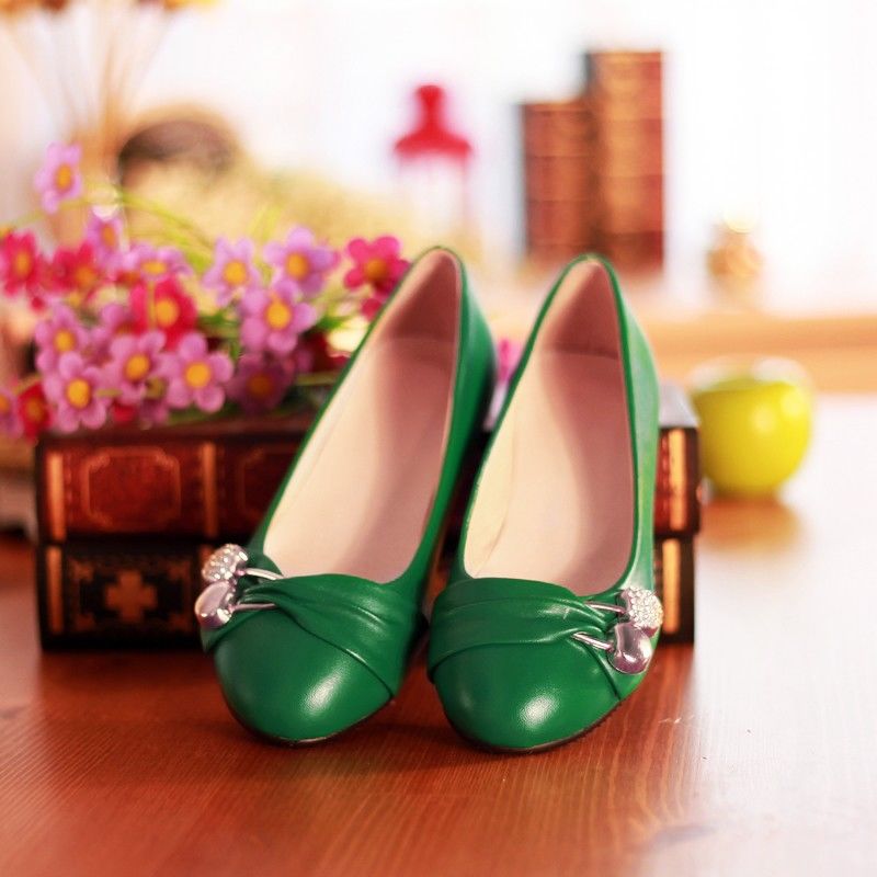 四五十岁女人别穿高跟鞋，新出炉一种“软秋鞋”，上脚轻盈又洋气