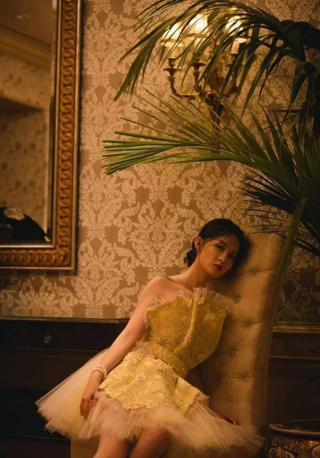 【 开叉】前凸后翘曲线太绝,李沁原来这么辣的吗?穿高开叉礼服还要大露背