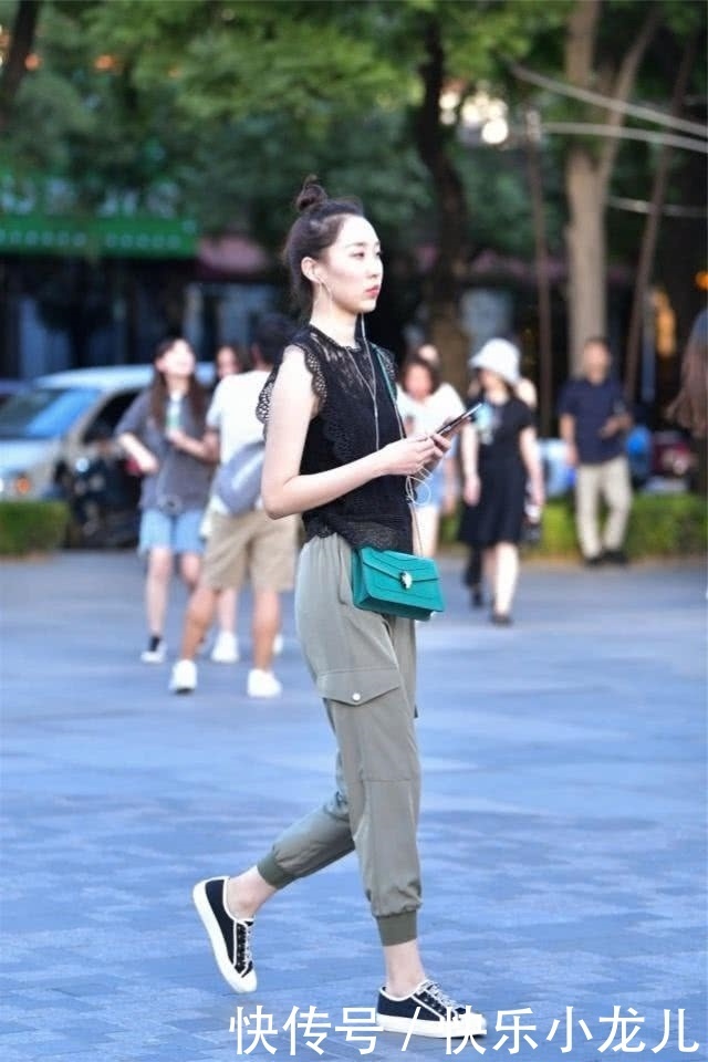 『蕾丝』街拍:靓女黑色蕾丝背心搭配墨绿色休闲裤,非常的炫目