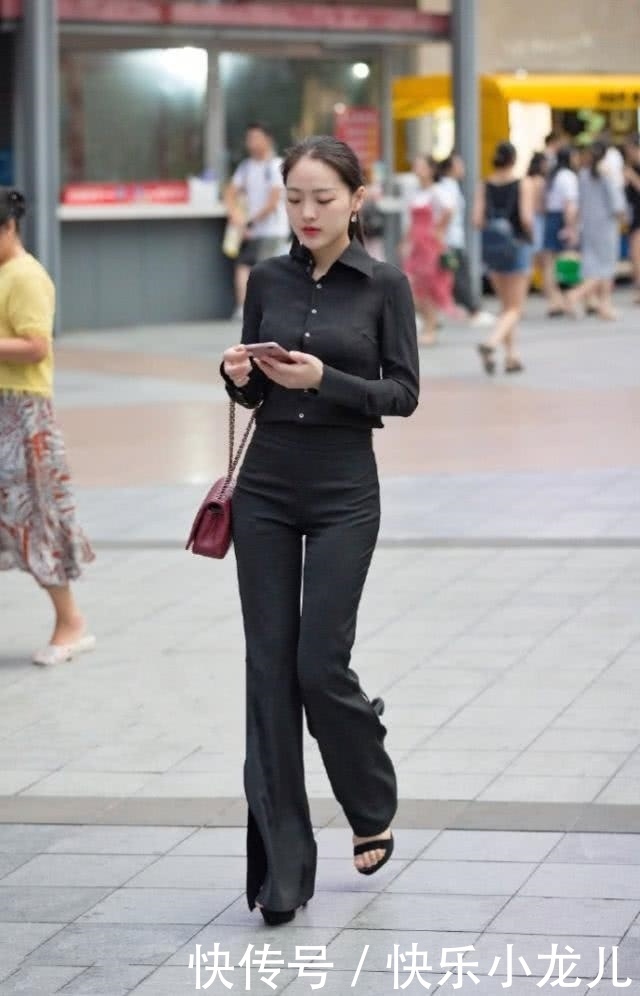  「性感」街拍：美女性感火辣，穿银灰色的半裙，很有魅力