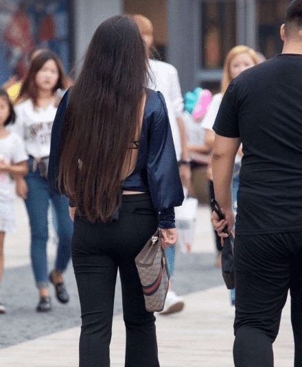美女|20出头的“贵妇”女孩身着“宫廷感上衣”,气场强大似明星