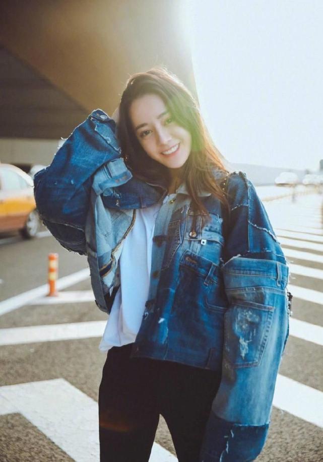 迪丽热巴一组美照：图二俏皮可爱，图三长腿尽显，图五过于性感