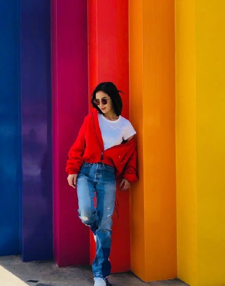 蔡卓妍真敢穿！这么宽松的裤子都能撑起来，网友：勒的不难受吗？