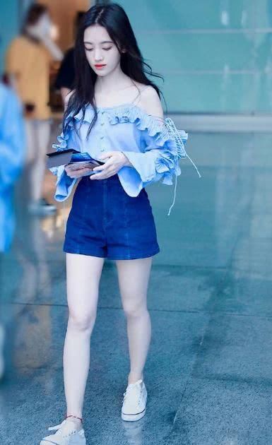 鞠婧祎穿超短裤显腿长，还把中间绑这么紧，真不相信没有160cm