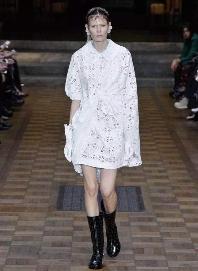  『穿着』只要穿着Simone Rocha，就可以一直做少女哦