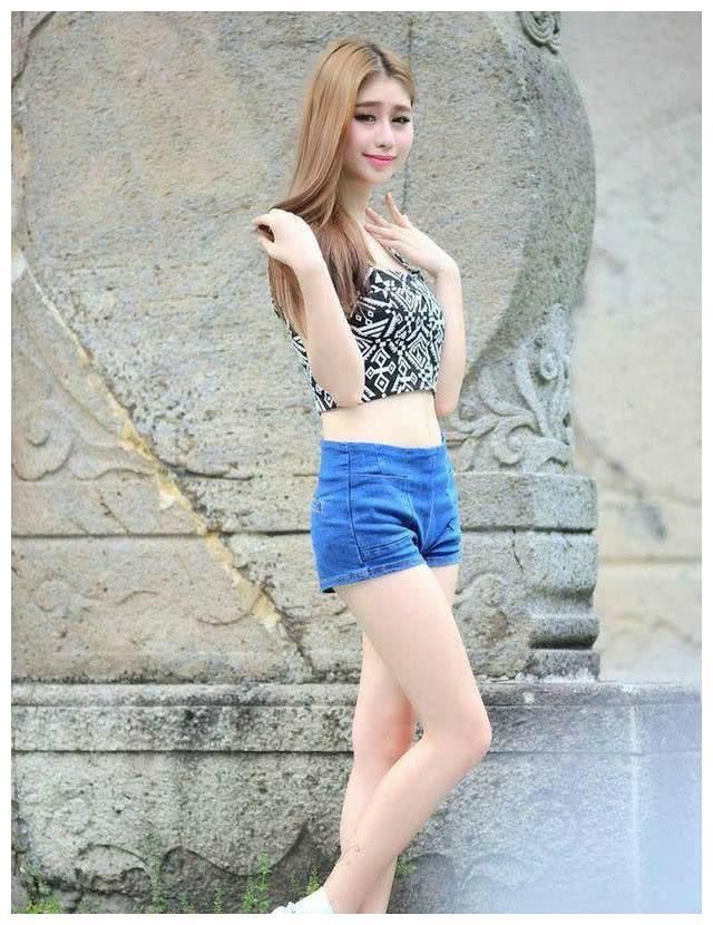 清凉一夏:夏日街拍清爽美女，时尚感能看爆你双眼饿死”鸡“