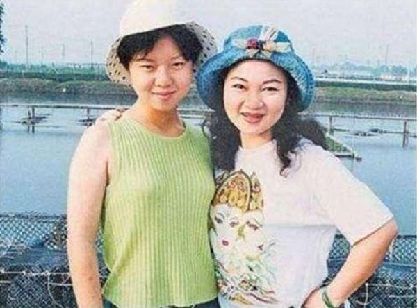 晓明怒斥媒体无良，孩子正面照被曝光，白冰冰事件你们都忘了？