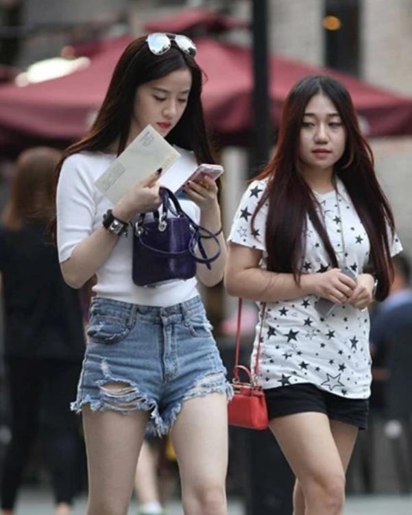  [红色]街拍：窈窕淑女的小姐姐，一条红色的连衣裙，时尚魅力女人味
