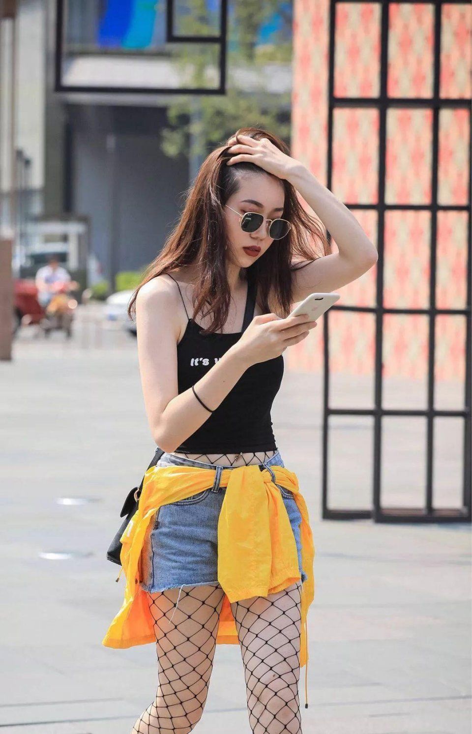 街拍:渔网袜穿出街，小姐姐很奔放