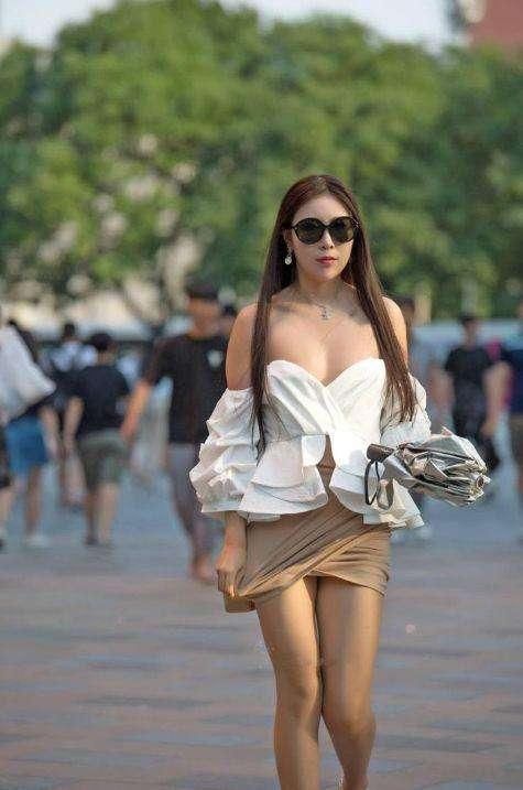 街拍:极具女人味的紧身裤小姐姐, 美腿又细又白, 十分撩人!