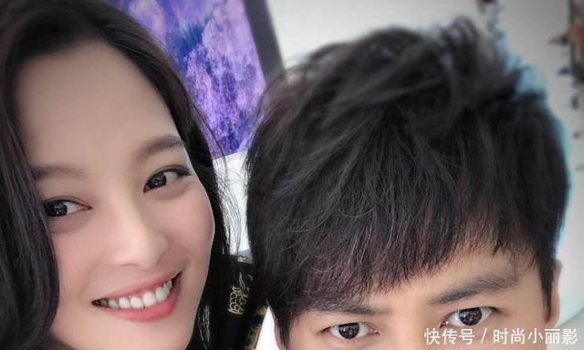 白色紧身裤是夏季的浪漫,秀出活力的曲线