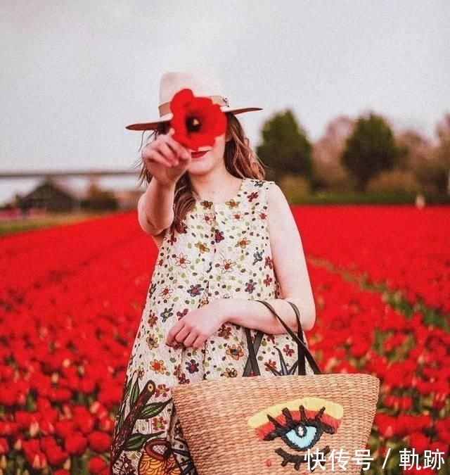 『花朵』2020开春 流行穿“开满花”的裙子,谁穿谁美!