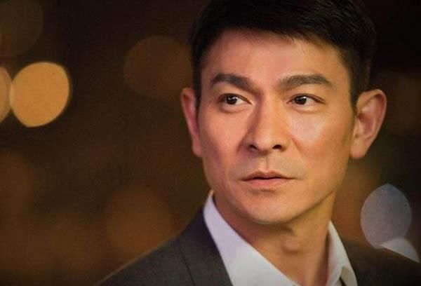 蔡徐坤被指拍戏要天价，形象一落千丈，粉丝：这是造谣，别信啊