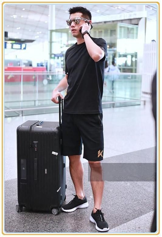 张继科身材逆天!T恤能看到膨胀的腹肌，网友:景甜的口味真独特