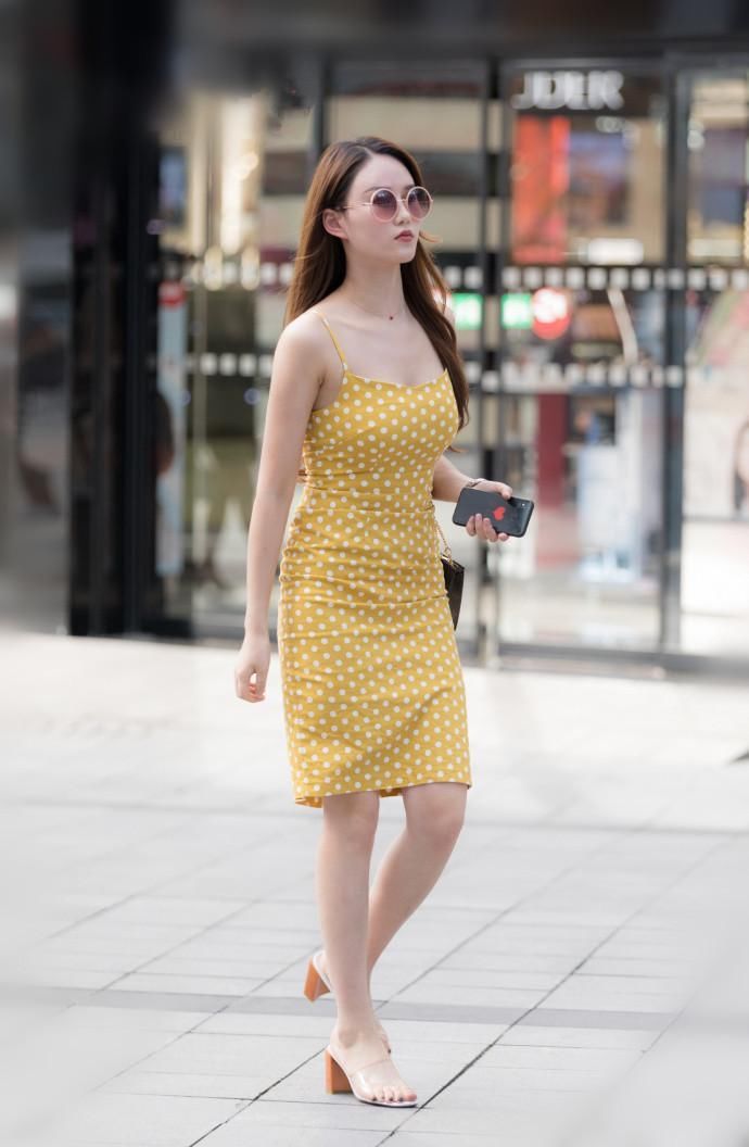 街拍 美女身穿纯白色背心，尽显女神魅力，不知道你会喜欢吗?