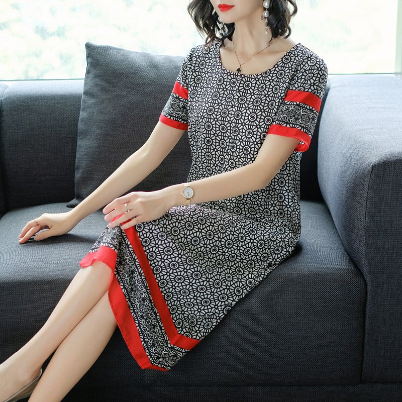 这样穿太美了，连衣裙加高跟鞋，释放性感魅力，秀出迷人曲线