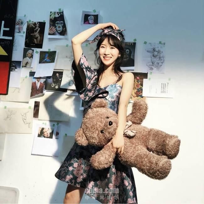 李念解锁ins曝美图 中西斜肩礼服更显知性美