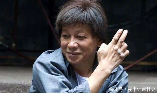 【如今】71岁梁小龙容颜苍老,妻子却年轻漂亮,女儿如今比父亲还牛