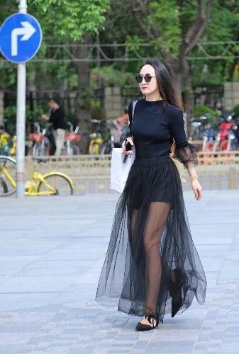  黑纱：路人街拍，黑纱长裙让姑娘看起来浪漫又神秘