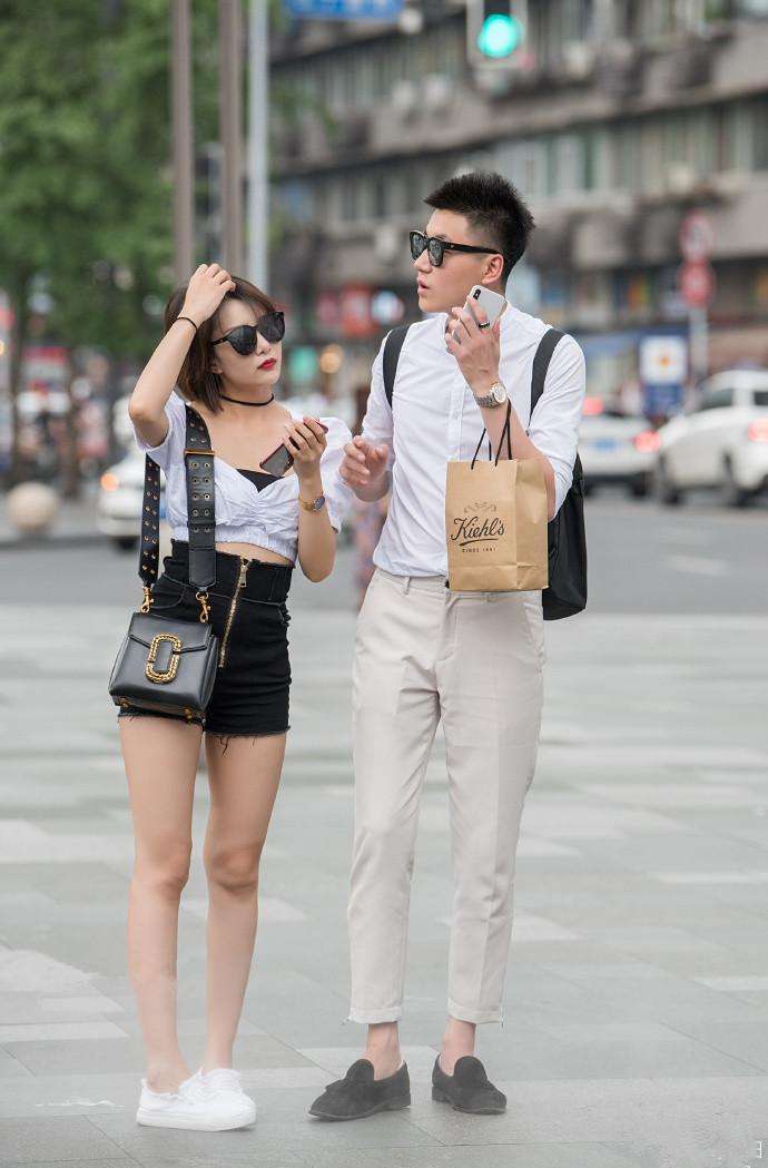 成都街拍, 风景虽好人更美, 美女穿搭休闲窈窕身材更引人注目欣赏