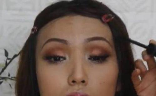 90后女大学生因长的丑没有朋友, 化完妆, 整个校园男生都骚动了