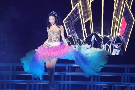 47岁莫文蔚这身太惊艳!全身就靠碎钻装饰遮住重点,网友:厉害