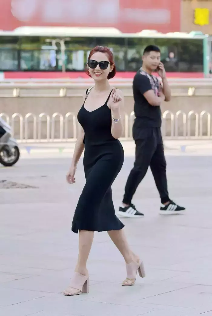 街拍路人，这个夏日怎么能少得了一副好看的太阳镜呢?