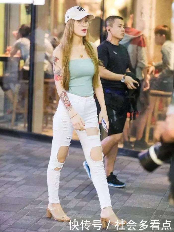 破洞紧身牛仔裤，这样搭配很显气质