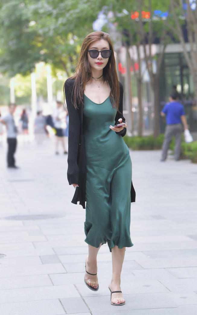 时尚御姐修身穿搭尽显完美的S曲线,让人忍不住多看两眼!