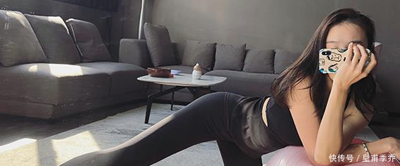 年轻漂亮的打底裤美女，散发唯美气质，真漂亮