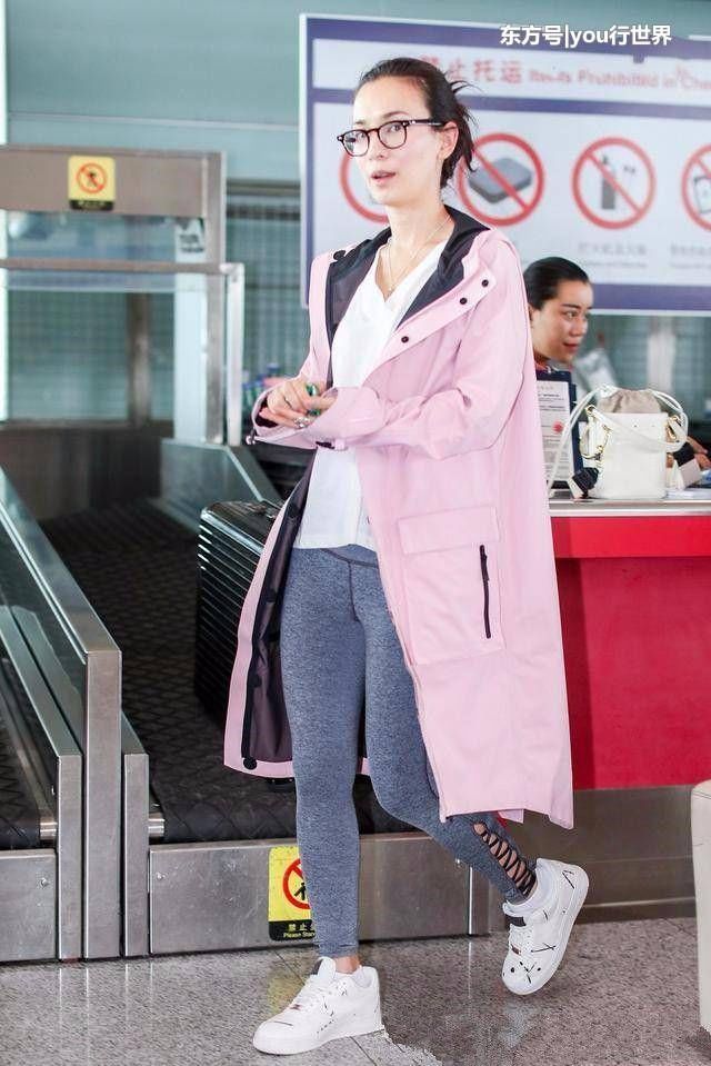 看卢靖姗穿紧身裤挺惊艳的!网友:这种裤子很挑人,穿不好就腿粗