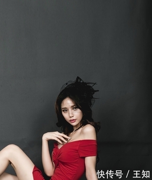 #身材#美女街拍:时尚穿搭的小姐姐,青春靓丽,身材婀娜多姿!
