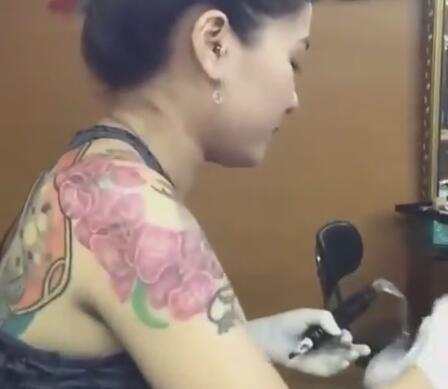 女纹身师帮小伙纹身, 小伙不敢动!
