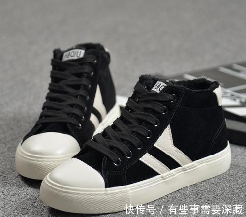  「搭配」无论是阔腿裤还是连衣裙，今年春夏都流行搭配帆布鞋穿！