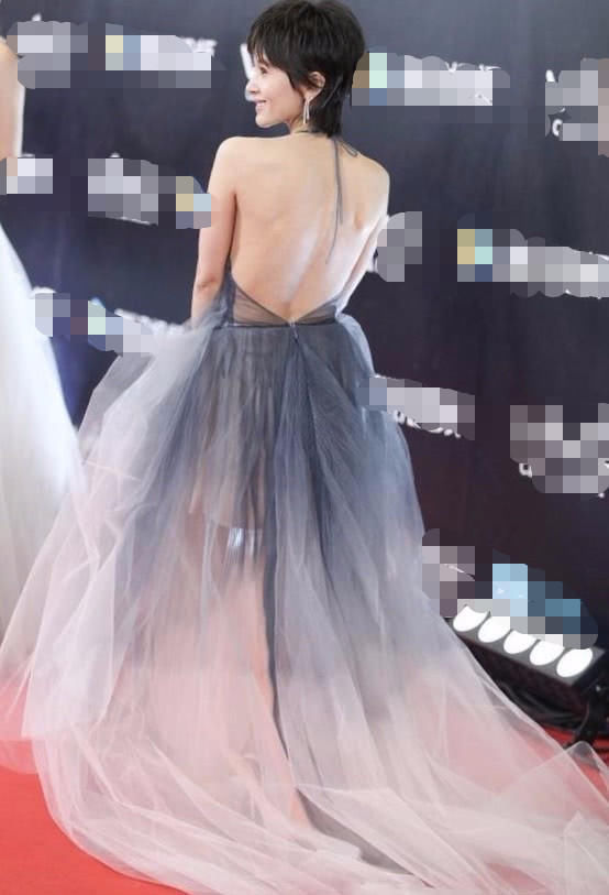 王子文穿着性感出席活动，转身的那一刻亮了