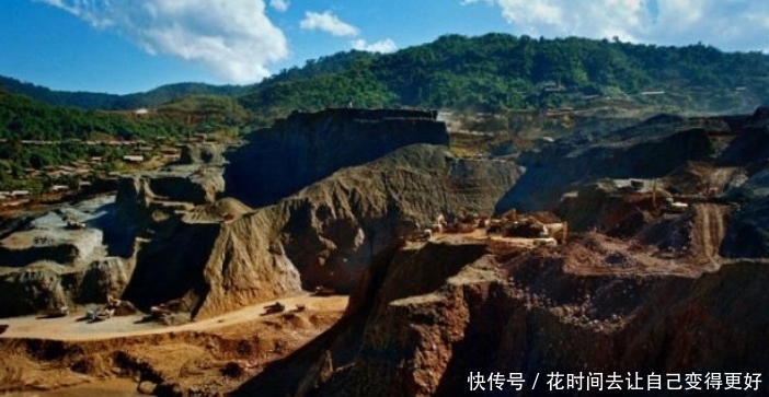 亚洲一河流河床全由翡翠构成，曾是我国领土，在河边都能捡到玉石